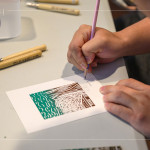 作品下方輕輕落下姓名和日期，為這段夏日的時光，留下一筆獨一無二的印記，悄悄收藏一段屬於自己的藝術(shù)時光。