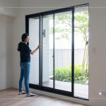 細(xì)心檢查窗戶開關(guān)是否順暢，窗框有無損傷，層層守護(hù)，讓住戶擁有安心舒適的居家生活。