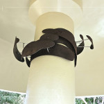 蘑菇亭內(nèi)上方，由藝術(shù)家-張婷雅 創(chuàng)作，以金屬環(huán)繞的藝術(shù)品點(diǎn)綴，靈感來(lái)自年輪、巢穴的形狀，夜裡燈光落下，更為這座涼亭增添一抹優(yōu)雅與靜美。