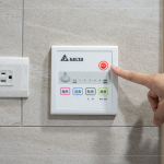 浴室「多功能涼暖風(fēng)機」，呵護全家人的需求，冬日保暖不溼冷，夏日降溫不燥熱，維持室內(nèi)的乾燥與空氣清新。 