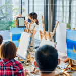 每組老師一步步帶領(lǐng)著家族們，各種畫筆的運用技巧，層層塗抹，完成一幅冬日的回憶。