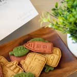 活動小禮，致上公益烘焙坊的客製小點(diǎn)，可愛、溫馨兼顧著美味，留下令人難忘的午後時光。