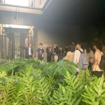 公共設(shè)施的外廊道，有計(jì)畫地被綠意填滿，彰顯建築造園的有機(jī)性，以及與自然共存共榮的必要性。有了植栽的陪伴，不僅能自在呼吸，也能在吐納之間品味純?nèi)恢馈?>
										<div   id=