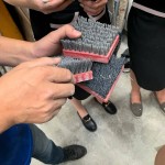 除了大型切磨機(jī)、角磨機(jī)及磨切片，師傅手中的小小鋼刷在磚石上來回「消磨」，也能呈現(xiàn)石材自然風(fēng)化的紋路面，賦予石材一層細(xì)緻的質(zhì)感。