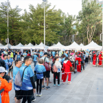 幸運(yùn)轉(zhuǎn)盤活動(dòng)吸引大大小小朋友的參加，只要當(dāng)天與新業(yè)立地?zé)釟馇蚝险?，就可以獲得抽獎(jiǎng)機(jī)會(huì)！