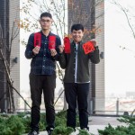 拿著自己印製的春聯(lián)與紅包袋，每位家族們都帶著心滿意足的笑容，春暖花開迎好年。