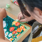 最後將固定紙膠帶撕除，除了固定畫紙，更保留相框感白邊，讓作品看起來更完整、精緻，如同裱框的畫作。