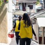 穿梭在街頭巷弄之間、爬樓於老公寓之中，志工們腦海彷彿有一張捷徑地圖，各個擔上使命必達的責任，快速地將便當送到長輩們的手中。