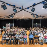 睽違許久的沙龍聚會，高舉老師的作品小卡，記錄下難能的相聚時光。