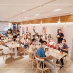 恣意揮灑藍彩，度過了一場知性美的周六時光，待火窯燒結後，這只青瓷，將化為獨一無二的手感工藝。