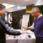 課程中亦有趣味互動(dòng)，結(jié)合反向思考，打破固有的思維模式，培養(yǎng)創(chuàng)造性和解決問(wèn)題之能力。(圖右為新業(yè)建設(shè)創(chuàng)辦人-穆椿松 先生、圖左為簡(jiǎn)福榮總經(jīng)理)