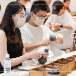 棉繩一繞一繞地將藥草球綁緊，可當(dāng)成日常小物，透過捶打、按壓，達(dá)到穴位放鬆，促進(jìn)身體代謝，更舒暢。