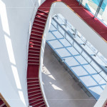 光線穿透玻璃，灑落在蜿蜒的紅毯旋梯上，從二樓延伸至五樓的曲線，讓建築不再只是結(jié)構(gòu)，更是一場光的藝術(shù)。