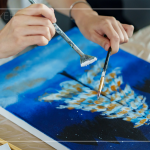 兩支畫筆重疊的刷墨，噴墨出不規(guī)則的白圓點，讓森林裡的聖誕樹多了許多白雪的襯托。