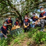 7年來，新業(yè)持續(xù)以行動支持小農(nóng)，也實際參與上山採收水梨的過程，體會農(nóng)民們的辛勞，讓我們更珍惜當(dāng)下所擁有的。（圖右一為新業(yè)建設(shè)邱正光副總經(jīng)理）