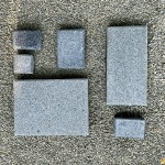 「會喝水的人行道」－新業(yè)利用環(huán)保材質(zhì)的透水磚特性，許多的細(xì)小孔洞讓多餘的雨水可滲入土地，以達(dá)到水循環(huán)的作用。