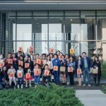 這日，即將迎向中國(guó)新年之前，有和陽暖日、綠意蔓蔓，紅紅剪紙燈籠妝點(diǎn)，將這
份團(tuán)圓喜聚刻畫得如詩(shī)如畫。