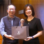 課程尾聲，新業(yè)建設(shè)卓勝隆董事長(zhǎng)(圖左)準(zhǔn)備禮品致贈(zèng)，感謝陳資璧講師(圖右)帶給我們精采充實(shí)的教育訓(xùn)練。