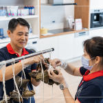 新業(yè)建設 邱正光 副總經(jīng)理賢伉儷，也加入這次公益包粽行列，身體力行，益起響應，共創(chuàng)美好良善的循環(huán)。