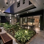 除了白天的明亮與綠意疊翠，臨近傍晚時(shí)，中庭植栽之間打著光芒，也帶來(lái)另一番曖昧的風(fēng)味。－【新業(yè)宜家】。