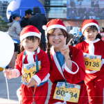 小小聖誕老人出發(fā)囉，今年新增的2K變裝組，讓賽道及會(huì)場(chǎng)上多了許多可愛(ài)的小小身影。