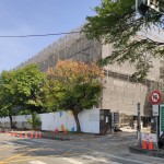 因原有圍牆構(gòu)造毀損嚴(yán)重、不堪修復(fù)，育英國中側(cè)門及部分圍牆也是本次街道美化項目之一。（圖攝於108.11.07，為育英堂施工期間）