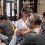 大手牽小手，與孩子們享受難能的親子時(shí)光，透過說故事媽媽的引導(dǎo)，孩子們主動(dòng)給家長一個(gè)大大的、溫暖的擁抱。