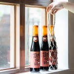 致上「古早味手工柴燒醬油清」做為伴手禮，並附上「手工編織麻繩」，以傳統(tǒng)的方式編織出最誠摯的心，在周末與家人好友來場美味的醬香料理吧!