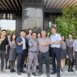 誠(chéng)摯感謝臺(tái)中同業(yè)先進(jìn)，建樹建築與生活職人的歡聚，共同相知相惜！
卓勝隆董事長(zhǎng)(圖中左一)帶領(lǐng)新業(yè)設(shè)計(jì)團(tuán)隊(duì)與創(chuàng)健健設(shè) 黃彬煌建築師(圖中右一)一同合影。
