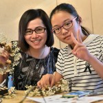 秋季微涼的天氣，讓我們一同將秋日的果實，巧手轉(zhuǎn)變成妝點(diǎn)居家空間的浪漫花圈。