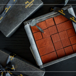 致上充滿聖誕氛圍的 #chochoco 比利時生巧克力，巧克力的質(zhì)感溫潤如絲絨，在這感恩季節(jié)，與家人分享，感受輕柔滑順的幸福。