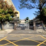 破損嚴(yán)重的圍牆改造為格柵，不僅讓視野穿透、也一併保有隱密性，整體與後門協(xié)調(diào)的連為一體。