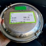 提供視障朋友專用的不鏽鋼餐盒，考量方便夾取、及飲食需均衡攝取。