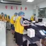 一早，甘霖基金會社工與志工們各司其職、分工合作，手腳俐落的準備1000多份飯包，提供給臺中9大地區(qū)的長者，也是每日問候的開始。