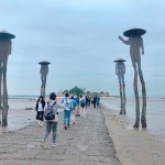 金門版「摩西分?！故墙üZ獨(dú)有的景觀，連接對(duì)面的島嶼，人們能踩著石板「濕路」徒步登島。