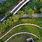 在水岸生活用緩緩的步調(diào)散步， 有時(shí)也能俯拾筏子溪畔垂釣人們的悠閒風(fēng)景