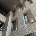 隨著午後陽光灑落與打燈的設(shè)計，建築立面也呈現(xiàn)出生動且多樣化的表情。