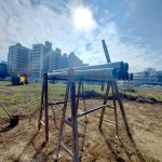 在豔陽高照的好日子，一支支即將深入地底的地質(zhì)鑽探用管，在一旁蓄勢待發(fā)準(zhǔn)備上場!