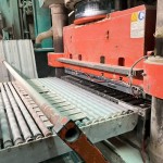 按照完美比例調(diào)配好的土料，送入機(jī)器將磁磚一一壓製成形，在此排列依序、登場亮相。