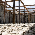 一根根的鋼筋植入土地，鮮紅色的標(biāo)籤紙是提醒灌漿師傅，填入的厚度。