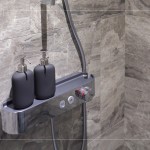 新業(yè)職人挑選恆溫沐浴龍頭，除了可放置沐浴用品外，最重要的是能讓住戶在淋浴的過程中提供穩(wěn)定的水溫，進而更貼近實際需求。