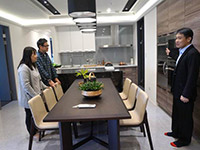 開放的廚房設(shè)計，全家人在餐桌一起用餐，也化身寬闊的工作空間。