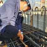 新業(yè)建設(shè)卓勝隆董事長親手於22樓樓頂扎緊「噴金漆鋼筋」，安置於屋頂中樑位置，祈求一切順利，房屋永固。