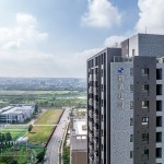 去年底交屋之又一力作－「築之細(xì)道」，座落於竹北市福興路?福興一路，混色外牆磚的柔和層次感與藍(lán)天白雲(yún)融為一體，如畫一般美好。