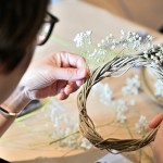 將滿天星修剪成想要的長度，一束一束裝飾上藤圈，讓花圈增添了一份手感的溫度。