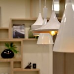 選用垂墜感的燈飾彰顯整個家居的格調(diào)，豐富家裡的空間層次，營造出更加溫馨、唯美的照明效果。