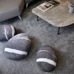 帶有紋路而圓潤(rùn)的石頭抱枕，不僅任人放心抱緊處理，也縱容思緒迴盪在花蓮海景，以及當(dāng)時(shí)腳下一顆顆圓圓的鵝卵石。