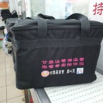 將飯盒裝至袋中，接下來就交給志工驅車前往每一個配送地，將熱騰騰的佳餚送到每一位長者手中。