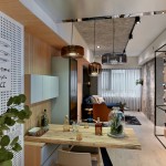 鏡頭隨著客廳的深度往內(nèi)探尋，玄關(guān)旁的等身高綠葉親切迎人，桌上擺著一瓶好酒搭配兩只小杯，是未來與三兩好友一同舉杯慶祝酣談，或小酌暢談心事的好地方。