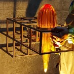 琥珀色的琉璃配上溫暖的黃光，彷彿歸家時心裡熱切的溫度，及充滿溫情的居家氛圍。